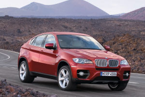 
Vue de 3/4 avant de la BMX X6 xDrive50i.<br>Les diffrences les plus importantes avec le concept car BMW Concept X6 sont au niveau des montants de portires latraux qui sont visibles (et bien visibles) et des rtroviseurs extrieurs quelconques. Les encadrements de fentres affleurant cassent la dynamique de la ligne et la fluidit de la silhouette de la BMX X6 xDrive50i. BMW aurait d faire un effort et traduire en srie l'intgralit du design de la BMX X6 xDrive50i.<br>Nanmoins, les jantes sont magnifiques et la ligne trs sportive.

 
