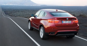 
La partie arrire robuste et massive de la BMX X6 xDrive50i contraste avec la silhouette et la ligne de toit fuyante digne d'un coup. Force et lgance: le Sports Activity Coupe runit le meilleur des deux mondes, et fournit une alternative trs crdibles aux coups traditionnels. L'intgration des sorties d'chappement dans le bouclier arrire est trs bien ralise.

 