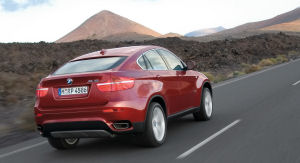 
Vue de 3/4 arrire de la BMX X6 xDrive50i.<br> La lunette arrire est typique d'un coup. Sa taille rduite ne doit pas laisser une visibilit vers l'arrire exceptionnelle.

 